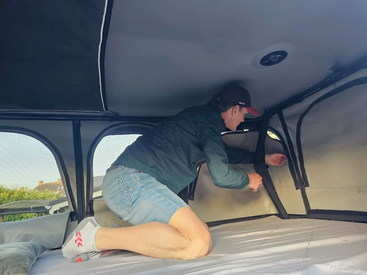 Binnen in de Baroud Odyssey daktent