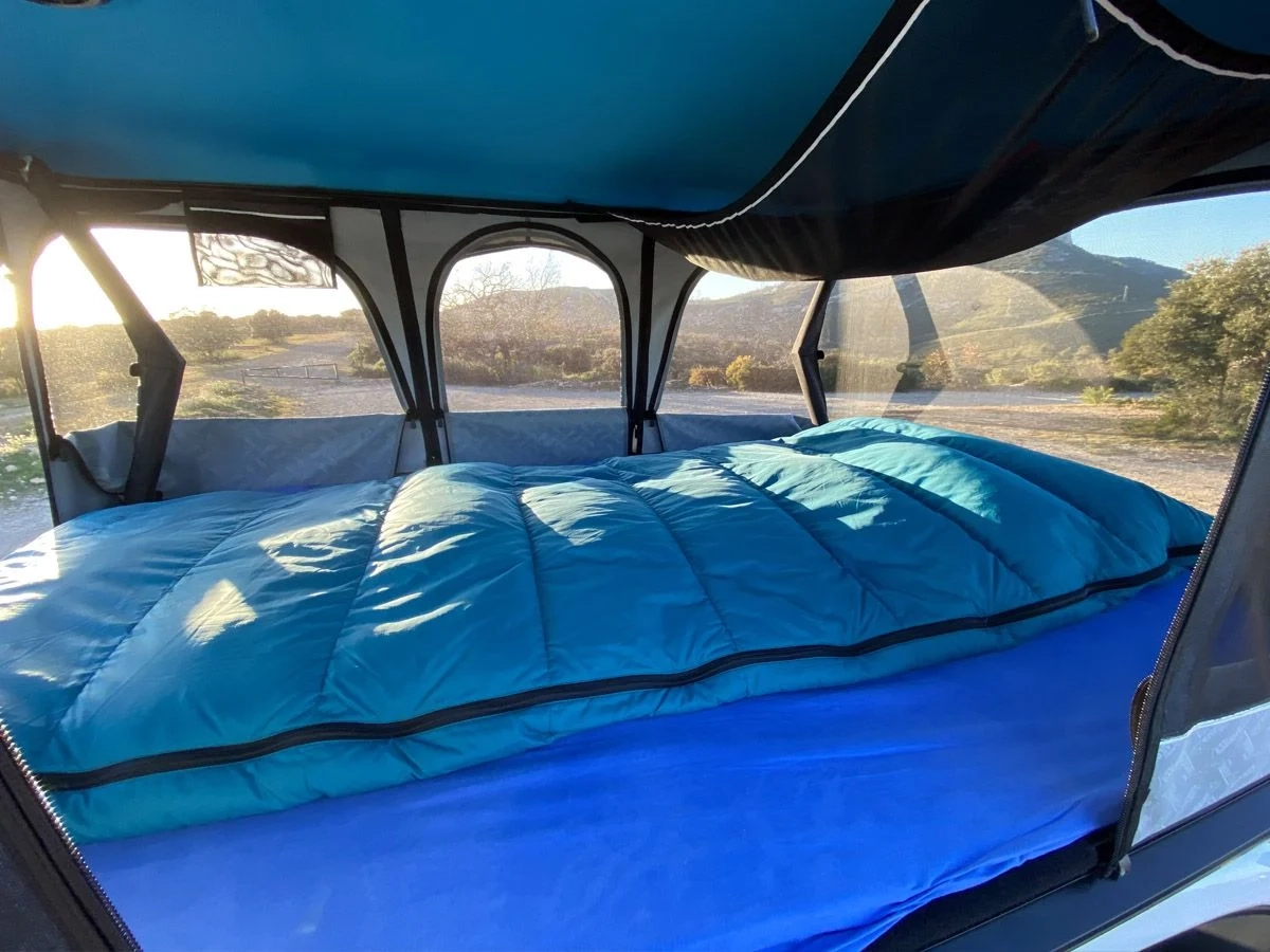 Heerlijk bed in de James Baroud tent op het dak van de auto