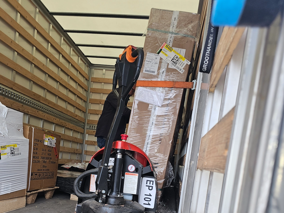 James Baroud Odyssey in vrachtwagen levering