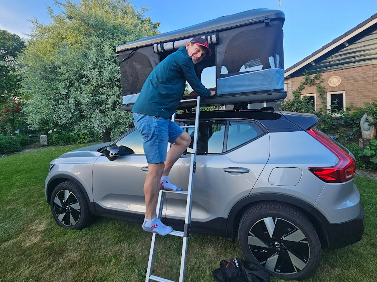 Peter op trap James Baroud Odyssey op volvo XC 40