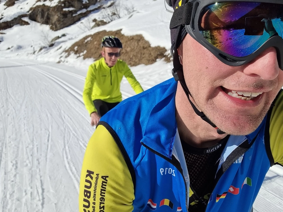 Ik met de goedkope skibril op de fiets in de sneeuw aan het rijden