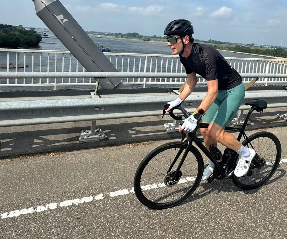 Peter op zijn Specialized met horloge testen en fietsbroek test