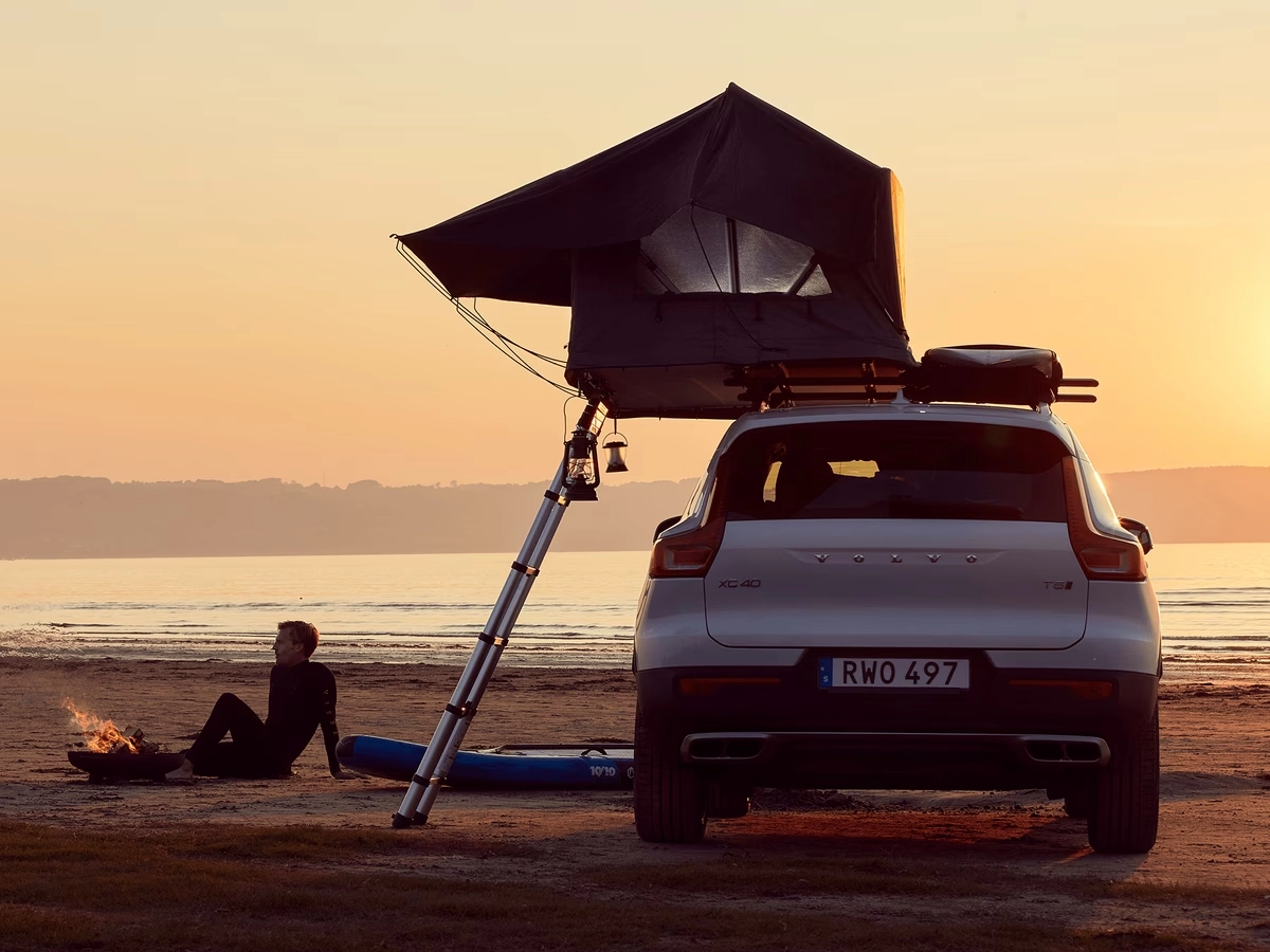 Thule foothill daktent op Volvo xc40 op strand