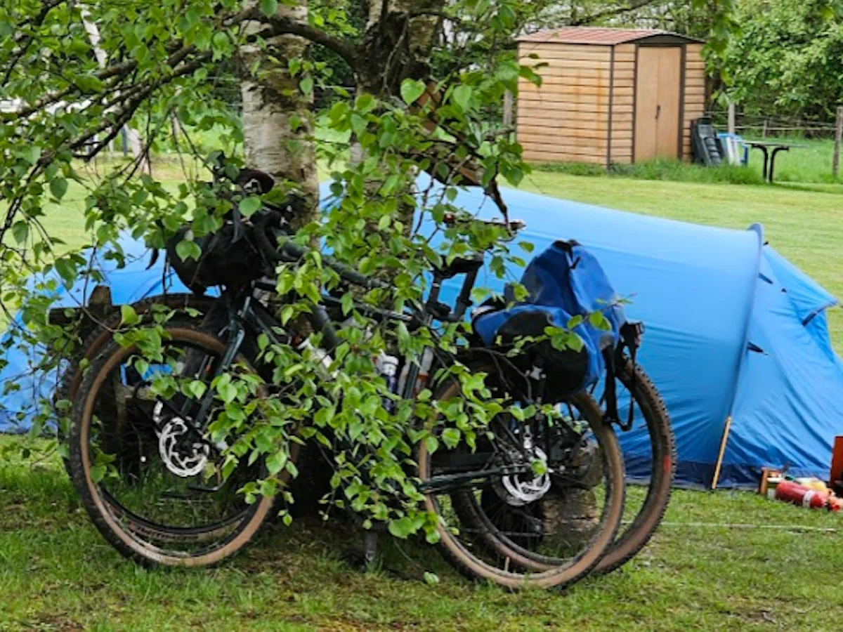 Bike packing en slapen in tent