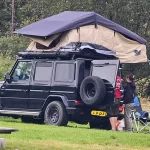 daktent aurer op Mercedes incl trap op een camping