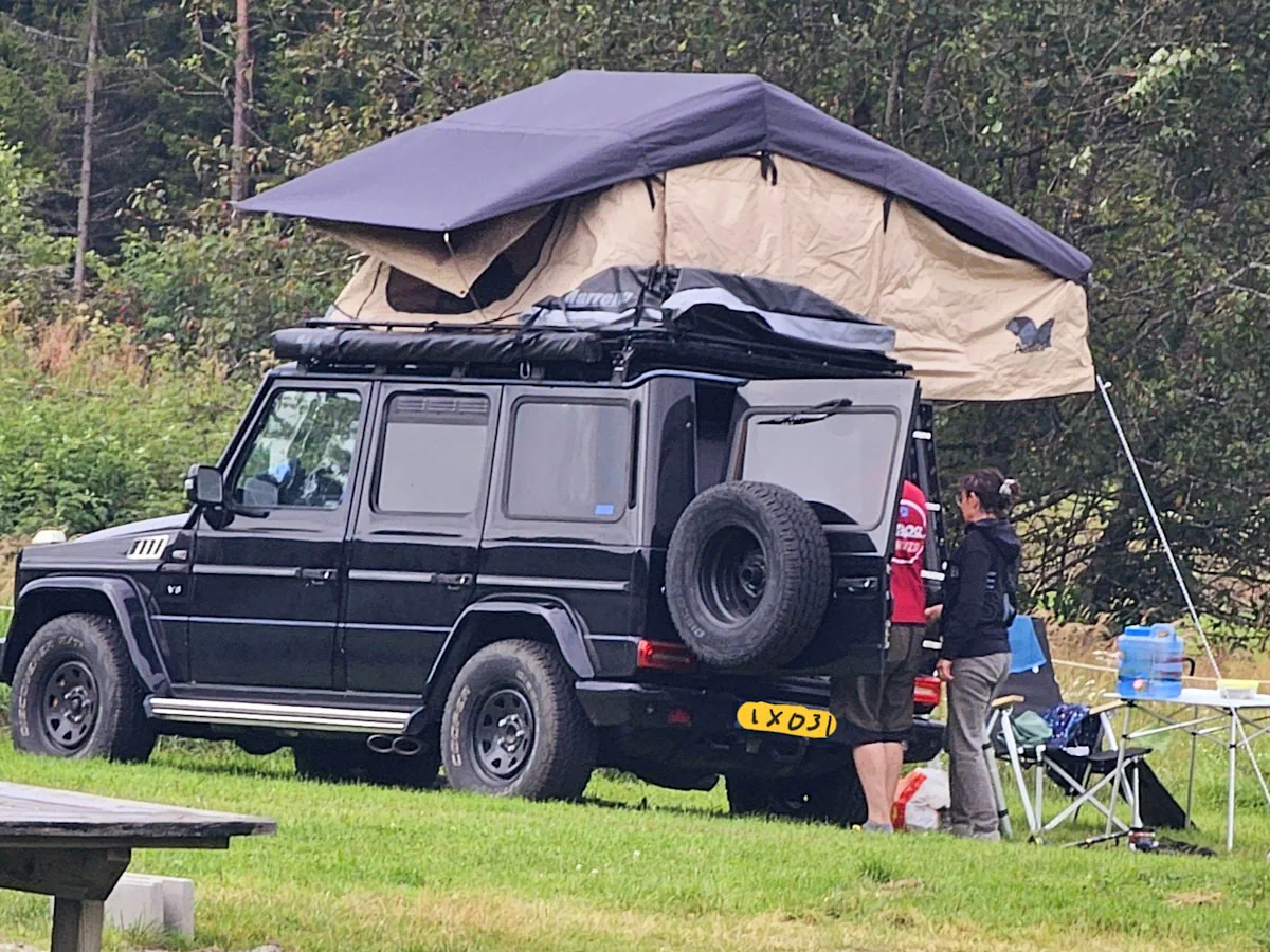 daktent aurer op Mercedes incl trap op een camping